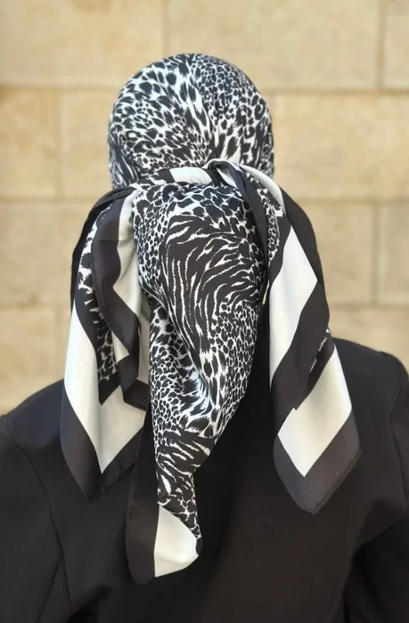 מרובעת משי איכותי מנומר שחור לבן