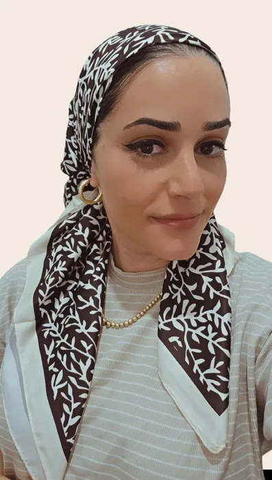 מטפחת מרובעת משי בצבע חום שמנת