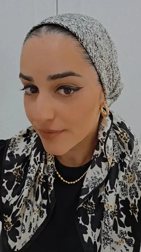 מטפחת משי מרובעת דגם נועה בצע שחור לבן
