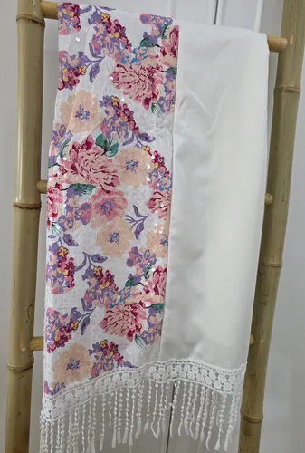 מטפחת לונג משולבת סאטן ופרחים בצבע לבן