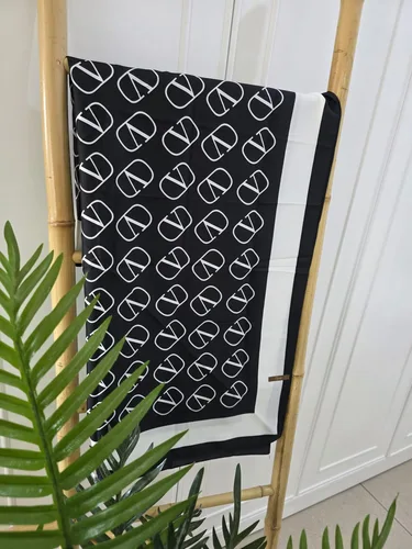 מטפחת משי דגם V שחור לבן.