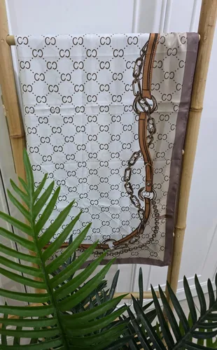 מטפחת מרובעית C לבן שמנת