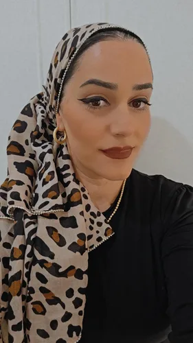 מטפחת מנומרת עם שרשרת אבנים שמנת