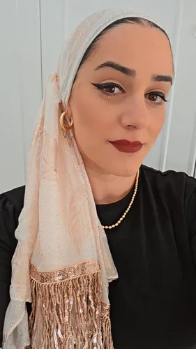 מטפחת לונג עלים בצבע קרם עם סיומת פרנזים