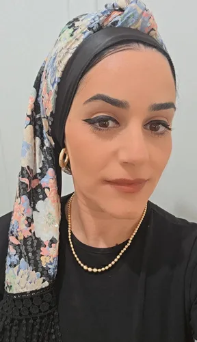 מטפחת לונג משולבת סאטן שחור ופרחים עם סיומת פרנזים