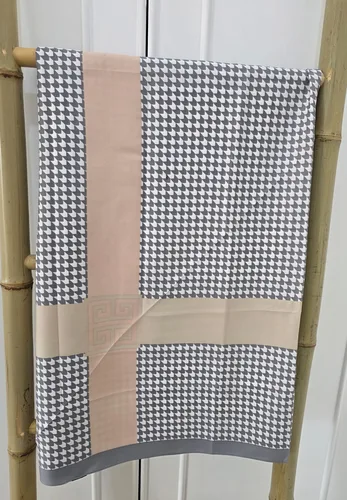 מטפחת מרובעת משי אפור לבן פס קרם