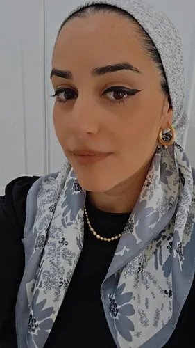 מטפחת משי מרובעת דגם נועה צבע כחול אפרפר.