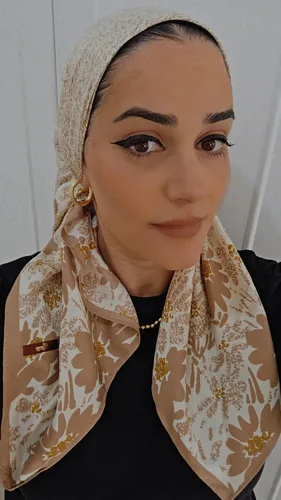 מטפחת משי מרובעת דגם נועה צבע ניוד