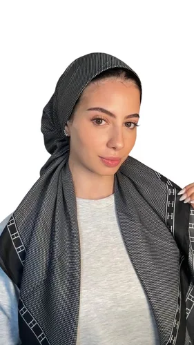 מטפחת מרובעת גדולה 1.10 H נקודות בצבע שחור לבן