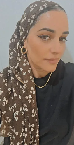 מטפחת קרפ פרחים בצבע חום שוקולד