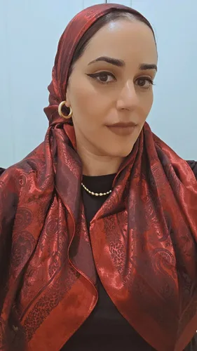 מטפחת מרובעת דגם איזבל 1.10 על 1.10 בצבע בורדו
