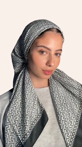 מטפחת מרובעת גדולה 1.10 על 1.10 שחור לבן.