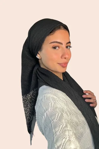 מטפחת מרובעת גדולה דגם "אלמה" בצבע שחור