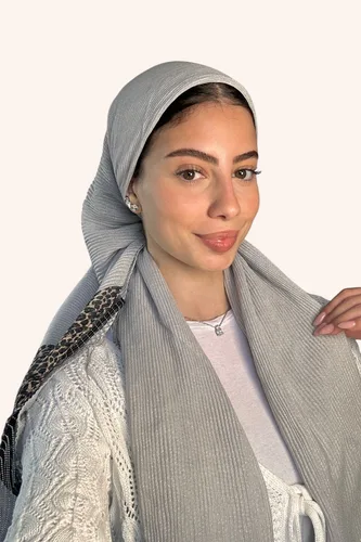 מטפחת מרובעת גדולה דגם "אלמה" בצבע אפור