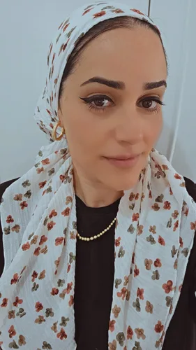 מטפחת מרובעת לבנה עם פרחים חומים