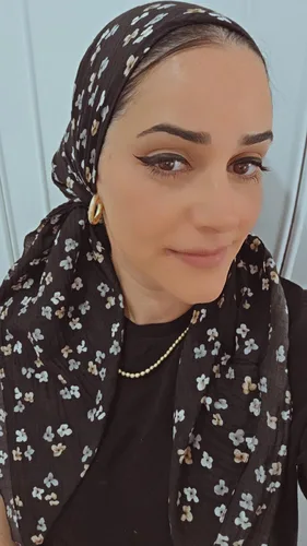 מטפחת מרובעת שחורה עם פרחים צבונים בד קרפ