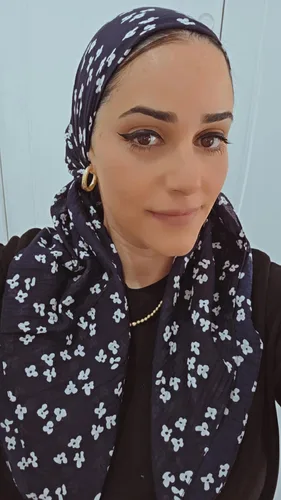 מטפחת מרובעת שחורה פרחים לבנים בד קרפ