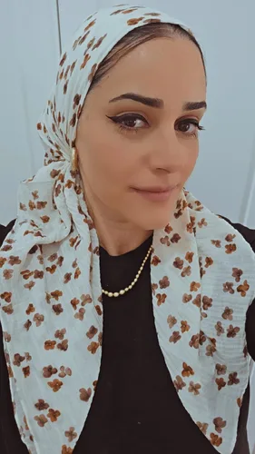 מטפחת מרובעת בד קרפ שמנת עם פרחים חומים