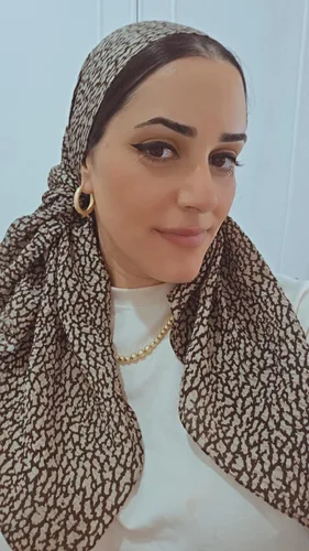 מטפחת מרובעת בד קרפ חום שמנת