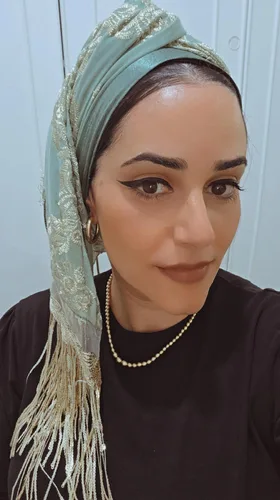מטפחת לונג משולבת דגם נאיה עם סיומת פרנזים ירוקה