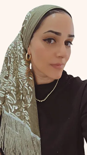 מטפחת לונג מהודרת דגם אדר משולבת פייטים סיומת פרנזים בצבע ירוק זית
