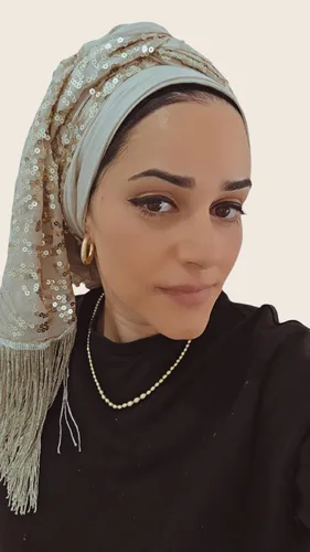 מטפחת לונג מהודרת דגם אדר משולבת פייטים עם פרנזים בצבע קרם