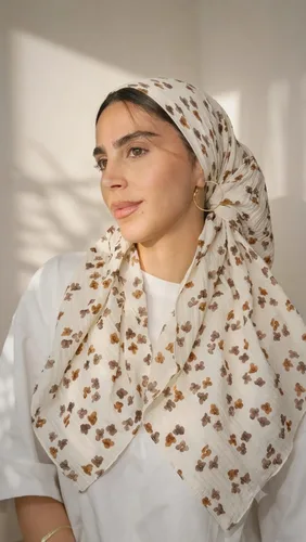 מטפחת מרובעת בד קרפ שמנת עם פרחים חומים