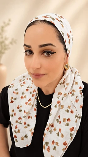 מטפחת מרובעת לבנה עם פרחים חומים