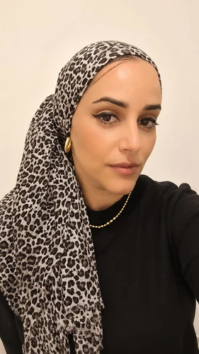 מטפחת לונג מנומרת שחור לבן מבד קרפ